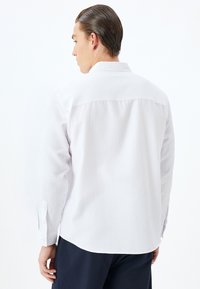 Koton LONG SLEEVE  - Vapaa-ajan kauluspaita - white