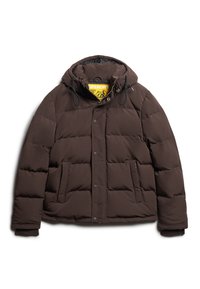 Chaqueta de plumón marrón con capucha, hecha de tejido acolchado. Presenta bolsillos delanteros, cierre a presión y cordones ajustables. Interior forrado.
