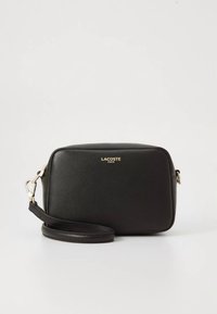 Schwarze Crossbody-Tasche aus Leder mit strukturierter Oberfläche, goldenem Logodetail, rechteckiger Form und verstellbarem Riemen. Schlichte Metallakzente.