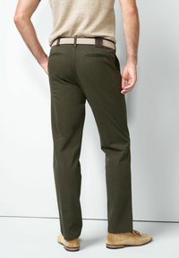 Grüne, karierte Herrenanzughose mit schmaler Passform, ausgestattet mit einem gewebten beigen Gürtel und einem braunen Lederakzent am Bund.