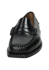 Mocassino penny in pelle nera con cuciture a moc toe e tacco basso, visto frontalmente su sfondo bianco.