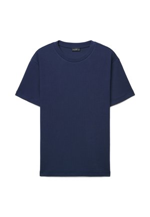 T-shirt blu navy a maniche corte con scollo rotondo, dal design semplice, mostrata distesa su uno sfondo bianco.