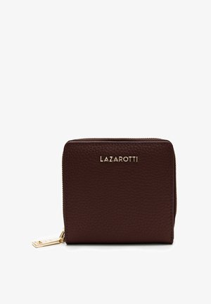 Portafoglio in pelle marrone con superficie testurizzata, zip dorata e logo impresso davanti. Design compatto e rettangolare con chiusura a zip.