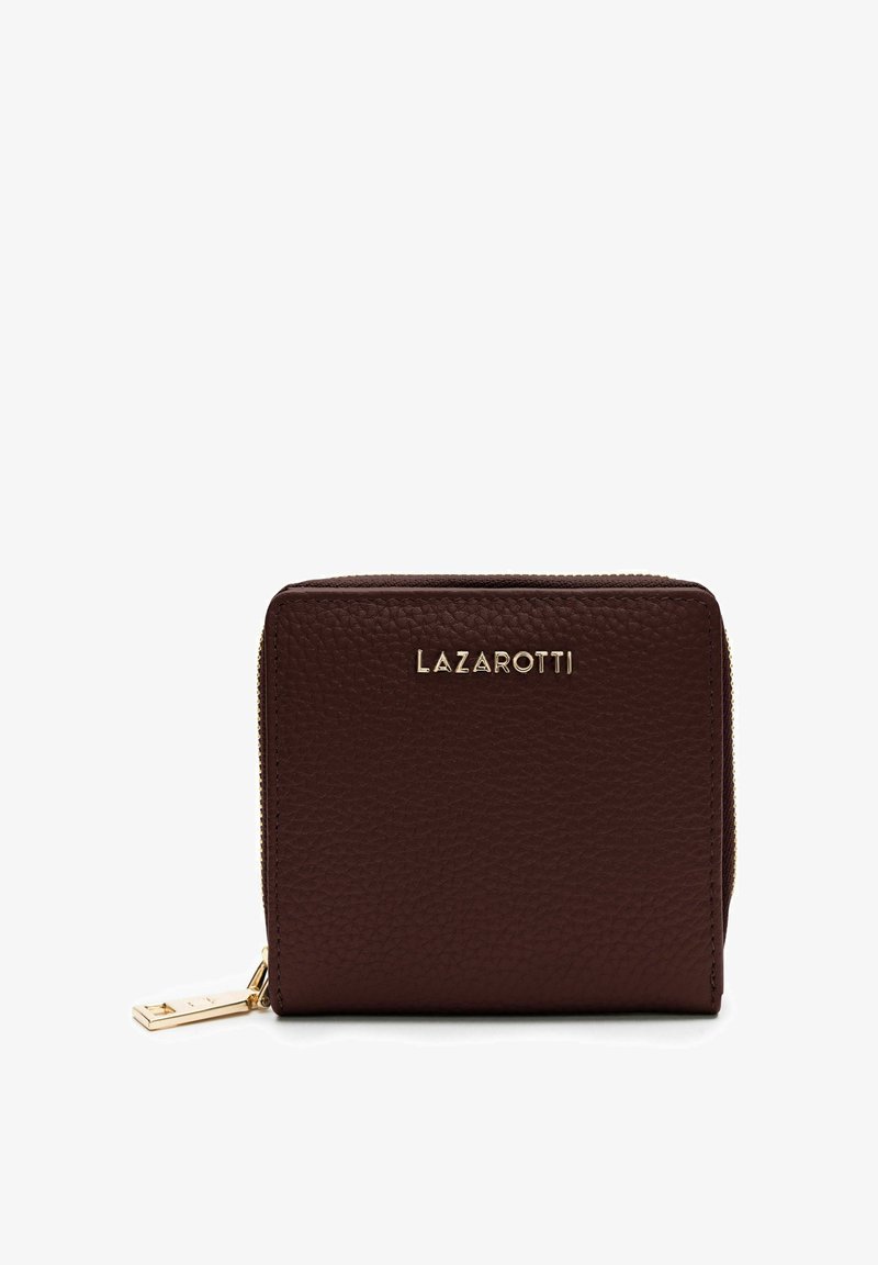 Portafoglio in pelle marrone con superficie testurizzata, zip dorata e logo impresso davanti. Design compatto e rettangolare con chiusura a zip.