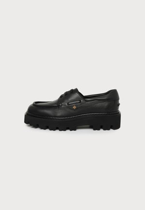 MCM Šnurovačky - black
