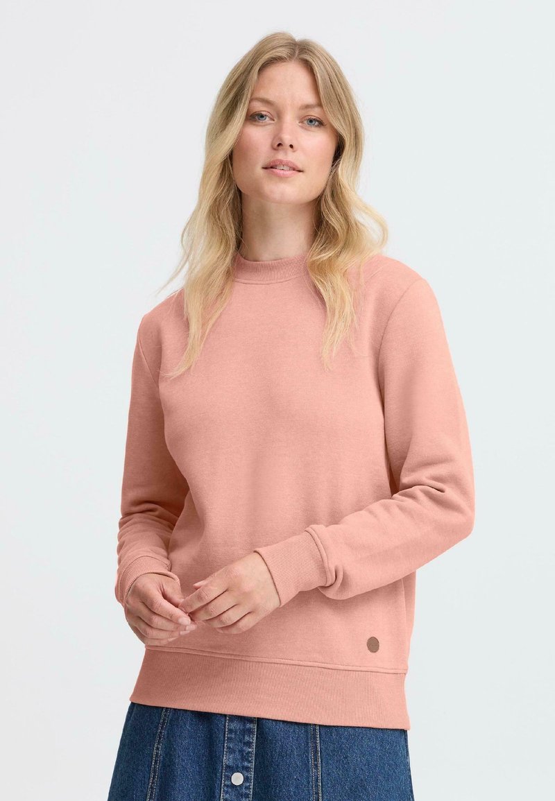 Rosa sweatshirt med rund hals, lange ermer, ribbestrikkede mansjetter og en liten logo aksent ved kanten. Glatt tekstur og avslappet passform.