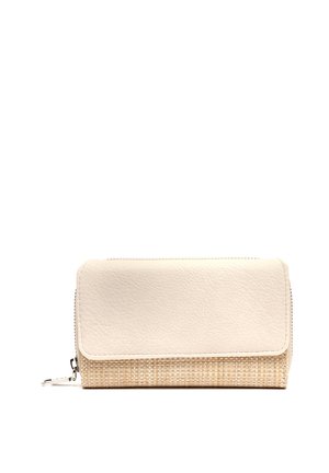 Rechteckiges beiges Portemonnaie mit strukturiertem gewebtem Stoffboden und glattlederner Klappe, Reißverschluss an der Seite, vor weißem Hintergrund isoliert.