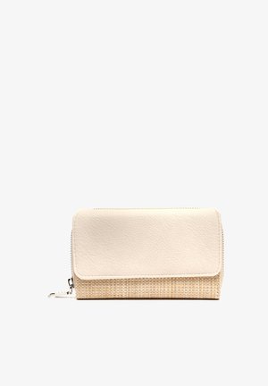 Rechthoekige beige portemonnee met een onderkant van textuur geweven stof en een glad leren klep, ritssluiting aan de zijkant, geïsoleerd op een witte achtergrond.