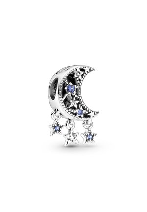 Silberner Anhänger in Form eines Halbmonds mit blauen und klaren Edelsteinen, der drei hängende Sternakzente und filigrane Details aufweist.
