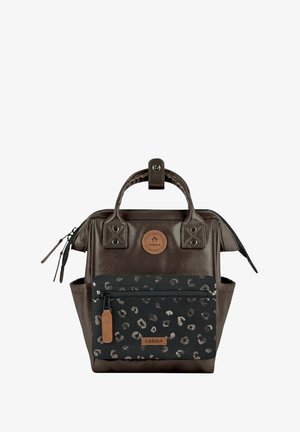 Braune Handtasche mit glänzender Oberfläche, ausgestattet mit einer vorderen Tasche mit schwarzem Muster, zwei Griffen und einem ledernen Etikett mit Logo.