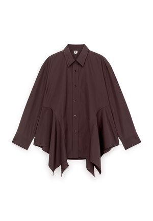 Braunes übergroßes Hemd aus glattem Stoff mit spitzem Kragen, durchgehender Knopfleiste und asymmetrischem Saum mit seitlichen Ausschnitten.