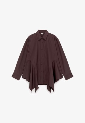 Bruine oversized blouse van gladde stof, met een spitse kraag, een volledige knoopsluiting aan de voorkant en een asymmetrische zoom met zijopeningen.