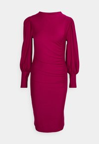 Robe magenta ajustée jusqu’aux genoux avec manches longues bouffantes, détails froncés sur le côté et col rond montant.