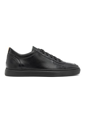 - Sneakersy niskie