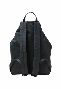 Sac à dos en tissu noir avec un design froncé, des bretelles réglables et rembourrées, et une anse supérieure pour le transport. Texture lisse sans logos visibles.