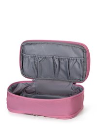 Růžová kosmetická taška s texturovaným povrchem, plně uzavřená se šedým interiérem, obsahující několik elastických kapes pro organizaci.