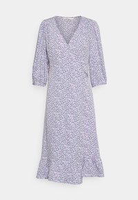 Vestido floral em tecido roxo claro com decote em V, mangas bufantes de três quartos e barra com babados; apresenta estampas de pequenas flores multicoloridas.