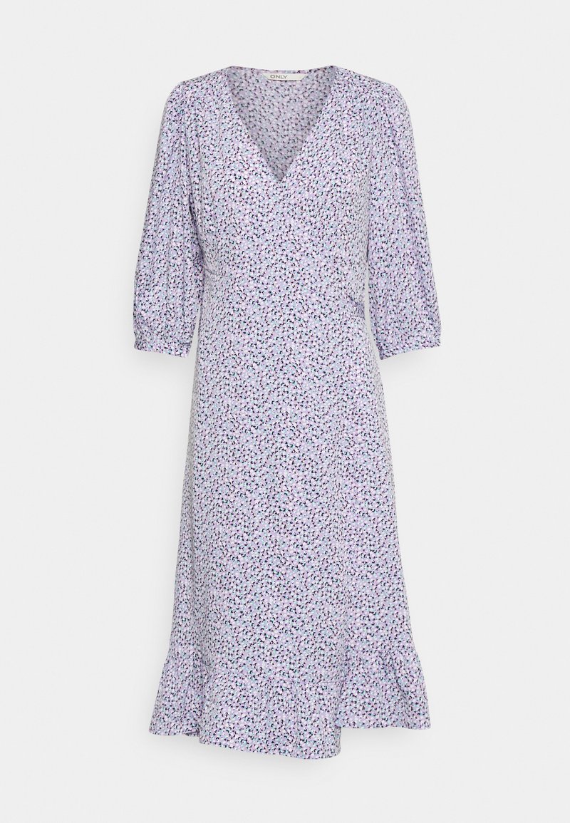 Vestido floral em tecido roxo claro com decote em V, mangas bufantes de três quartos e barra com babados; apresenta estampas de pequenas flores multicoloridas.