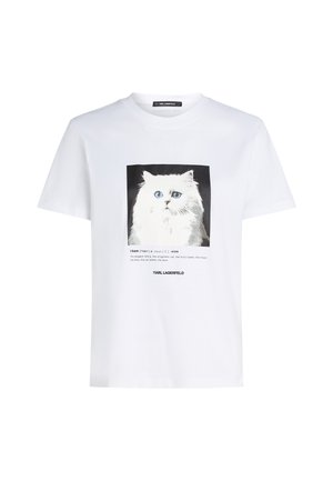 Baltos medvilninės marškinėliai su centrine grafika, kurioje pavaizduota pūkuota katė su mėlynomis akimis, supama juodo teksto ir stačiakampio rėmo.