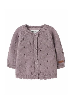 Cardigan en tricot pour bébé en tissu doux lavande. Il présente un ourlet festonné, des trous décoratifs et des boutons ronds. Comprend une étiquette de marque.
