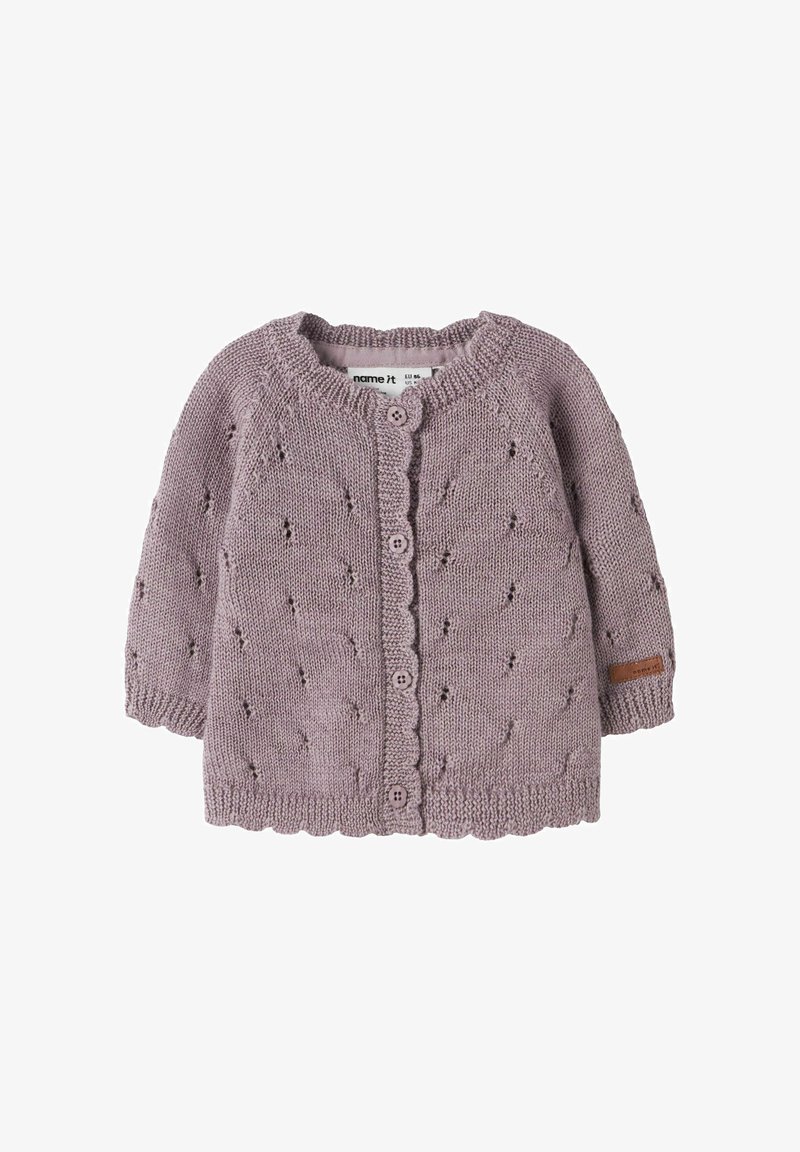 Cardigan en tricot pour bébé en tissu doux lavande. Il présente un ourlet festonné, des trous décoratifs et des boutons ronds. Comprend une étiquette de marque.