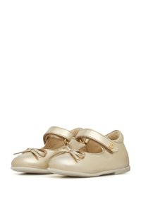 Zapatos de cuero metálico dorado con diseño de Mary Jane, que presentan un detalle de lazo, correa ajustable y suela plana. Textura suave en todo el zapato.