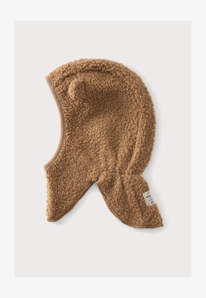Brun fleece baby balaclava hætte med bjørneører og lille hvid mærkeetiket på siden.