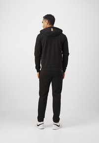 EA7 Emporio Armani TRAIN CORE TRACKSUIT HOODIE SET - Tuta - black/gold