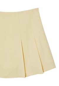 Gonna pieghettata gialla realizzata in tessuto morbido, con tre pieghe frontali e un orlo dritto, che offre un design pulito e semplice.