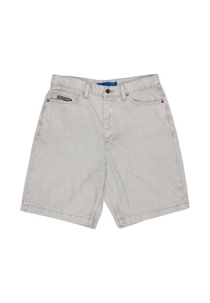 Shorts en denim gris clair avec bouton frontal, fermeture éclair, passants pour ceinture et petit logo en patch sur la poche droite.
