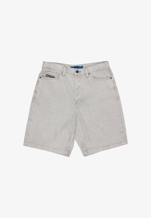 Shorts en denim gris clair avec bouton frontal, fermeture éclair, passants pour ceinture et petit logo en patch sur la poche droite.