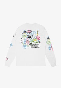 Langermet hvit t-skjorte med et fargerikt grafisk design på ryggen, inkludert lekne elementer og ordet "JACKER."