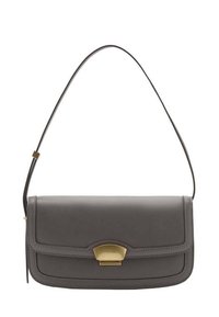 Szara skórzana torebka z prostą klapą, złotymi akcentami i smukłym paskiem na ramię, charakteryzująca się prostymi liniami i gładką fakturą.