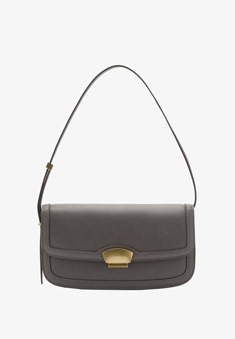 Szara skórzana torebka z prostą klapą, złotymi akcentami i smukłym paskiem na ramię, charakteryzująca się prostymi liniami i gładką fakturą.
