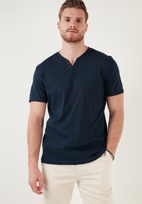 V-NECK  - Basic póló - indigo