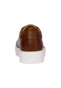 Sneaker in pelle marrone con finitura liscia, suola in gomma bianca, forma arrotondata e dettagli di cucitura minimi sul tallone.