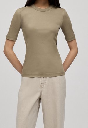 Kaki kortærmet ribbet t-shirt med rund halsudskæring, tætsiddende design og glat tekstur, parret med lysfarvede løstsiddende bukser.