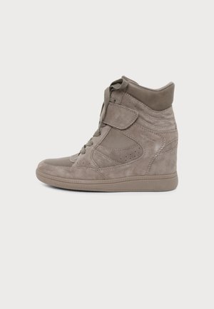 Sneaker alta taupe con chiusura frontale con lacci, cinturino in velcro, collarino imbottito alla caviglia e suola testurizzata, mostrata di profilo su sfondo bianco.