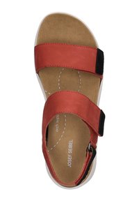 Czerwone skórzane sandały z dwoma regulowanymi paskami, zamszowymi akcentami, wyściełaną wkładką i białą gumową podeszwą. Widoczny detal wsparcia łuku.
