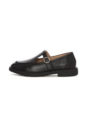 Zwarte leren schoen met een ronde neus, decoratieve stiksels, zij-opening en verstelbare gespband. Heeft een lage, platte rubberen zool.