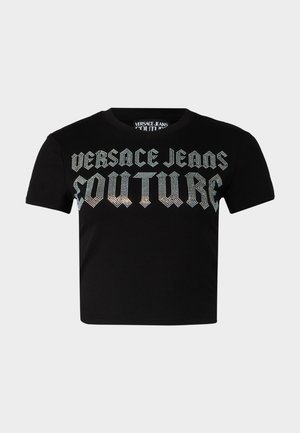 Juodas trumpas marškinėliai su trumpomis rankovėmis ir dideliais cirkonių raidėmis "VERSACE JEANS COUTURE" ant krūtinės.