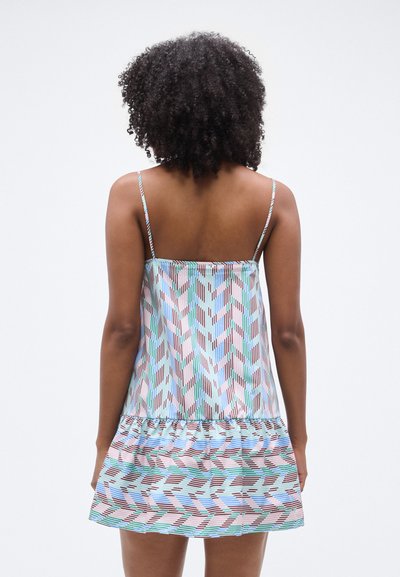 Πολύχρωμο αμάνικο φόρεμα με γεωμετρικό μοτίβο, λεπτές τιράντες, ζώνη με πιέτες στη μέση και φαρδύ τελείωμα. Ελαφρύ, λείο ύφασμα.