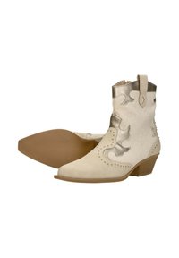 Westerse enkellaarsjes in crèmekleurig suede met metallic zilveren accenten, gebogen stiksels en decoratieve studs. Lage, gestapelde hak; spitse neus.
