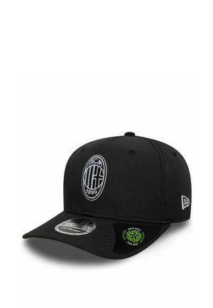 Casquette de baseball noire avec le logo AC Milan 1899 brodé en blanc à l'avant, logo New Era sur le côté, et autocollants sur la visière courbée.