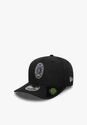 Schwarze Baseballkappe mit dem AC Milan 1899-Logo in Weiß auf der Vorderseite, New Era-Logo an der Seite und Aufklebern auf dem gebogenen Schirm.