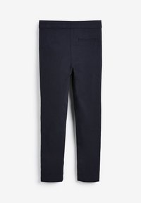 Pantalon bleu marine avec une texture lisse, coupe slim et détails cousus. Comprend une poche arrière et une taille propre.