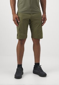 Olivgrüne Sportshorts aus leichtem, schnell trocknendem Material; oberhalb des Knies mit einem dezenten Logo-Akzent auf dem linken Oberschenkel.