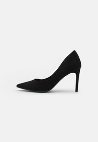 Fekete velúr magassarkú pumps, hegyes orral, sima textúrával és vékony stiletto sarokkal. Klasszikus design, letisztult sziluettel.