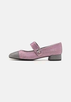 Rosa Stoff Mary Jane Schuhe mit grauem Kappenzehen, einem Klettverschluss und einem kleinen strukturierten Absatz. Mit einem dekorativen Emblem am Riemen.