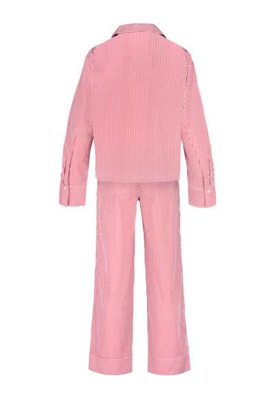 Červenobíle pruhovaná dvoudílná souprava pyžama se zapínací košilí s límečkem a dlouhými kalhotami s rovnými nohavicemi a manžetami.